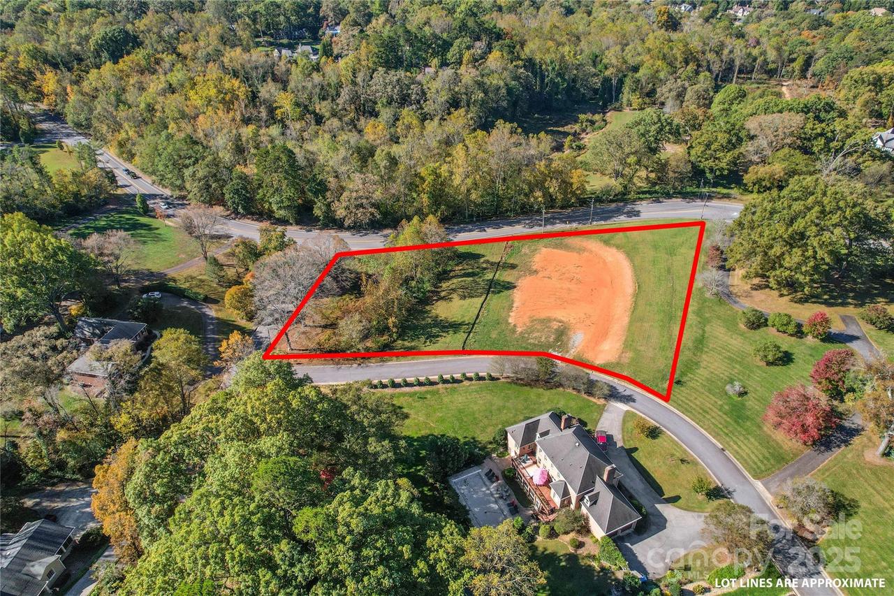 560 11th Avenue Pl., Hickory, NC 28601