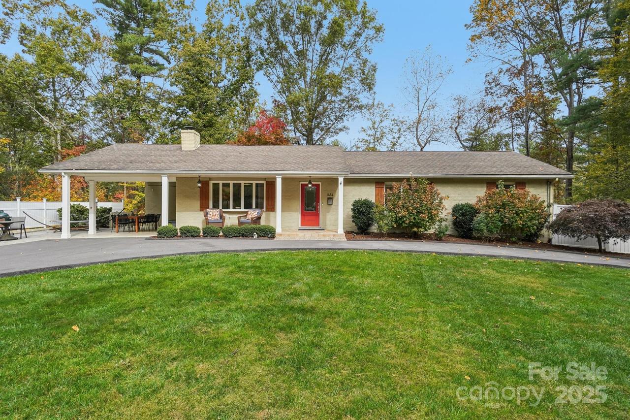 324 Baystone Dr., Hendersonville, NC 28791