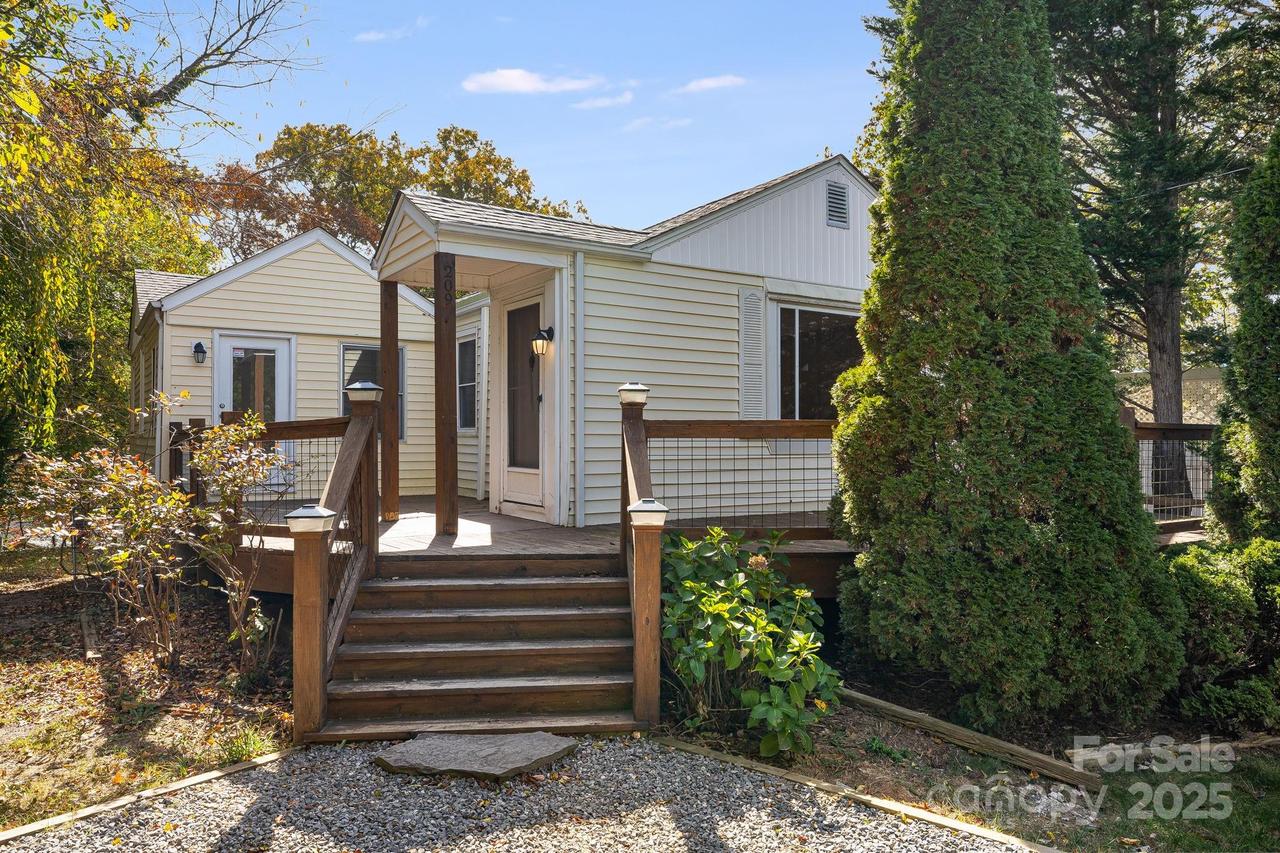 209 Governors View Rd., Asheville, NC 28805