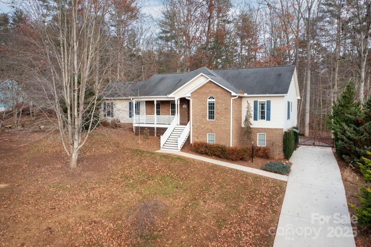 590 Brook Knoll Cir., Weaverville, NC 28787