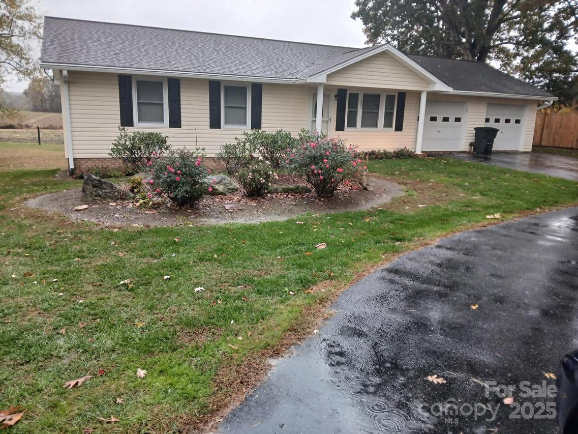 5601 Howard Gap Rd., Flat Rock, NC 28731