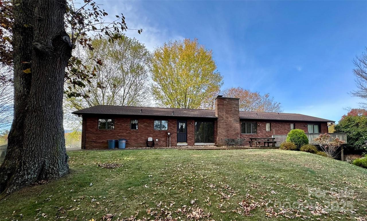 165 Strawberry Ln., Clyde, NC 28721