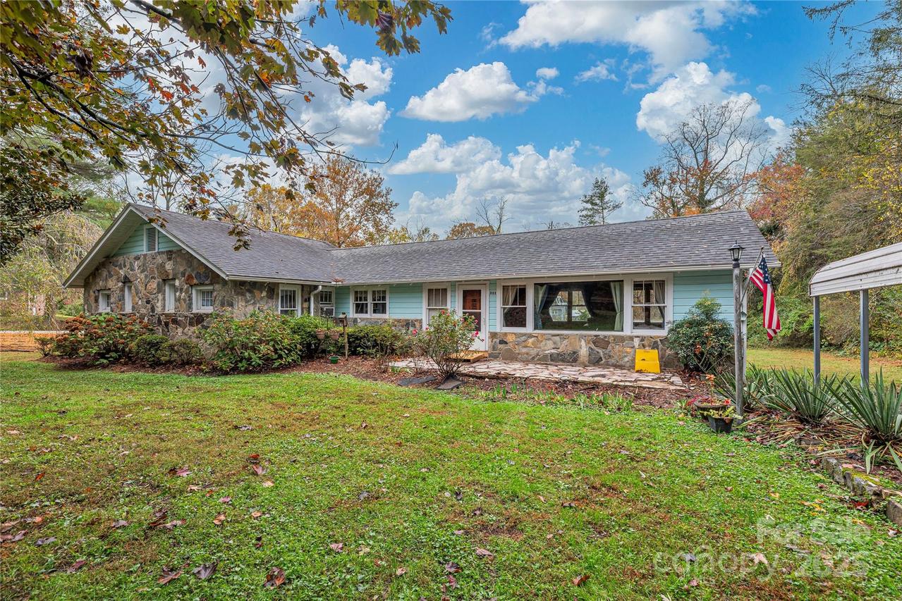 331 Sweetpea Ln., Hendersonville, NC 28791