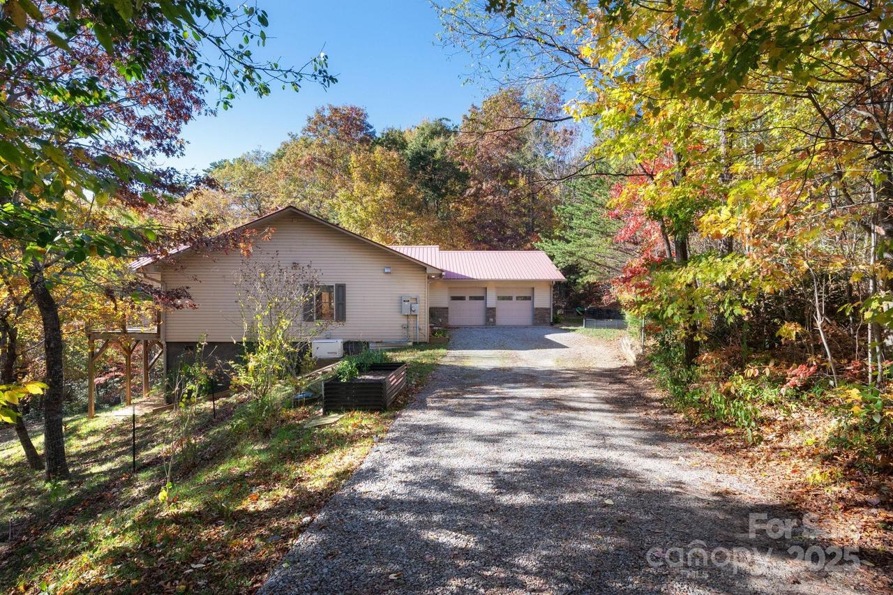 22 Faholoa Ridge Rd., Black Mountain, NC 28711