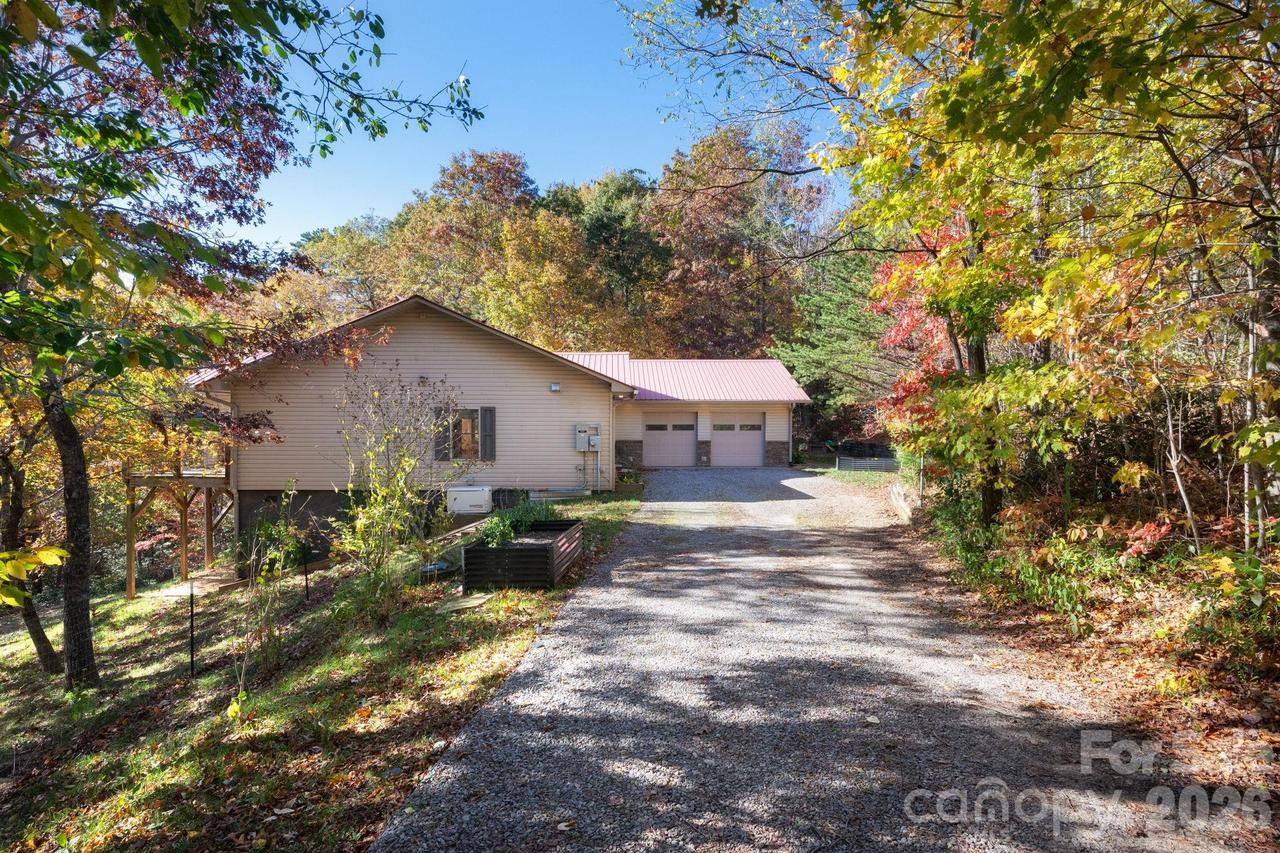 22 Faholoa Ridge Rd., Black Mountain, NC 28711