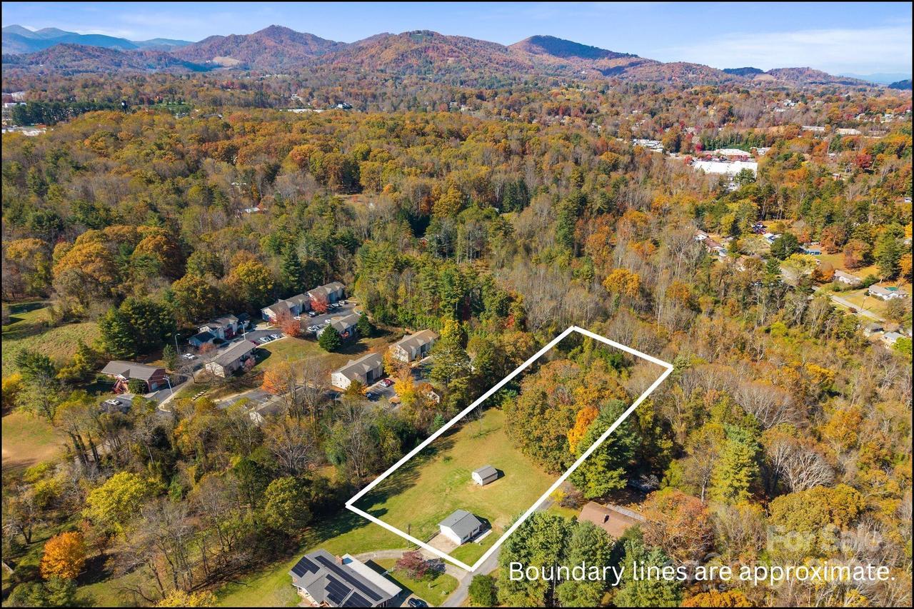 24 Ian River Dr., Asheville, NC 28806