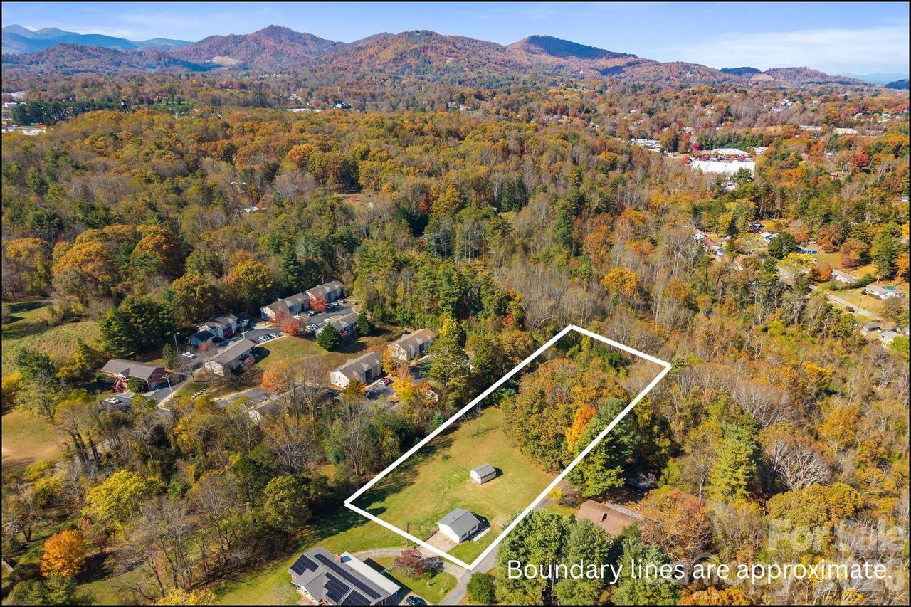 24 Ian River Dr., Asheville, NC 28806