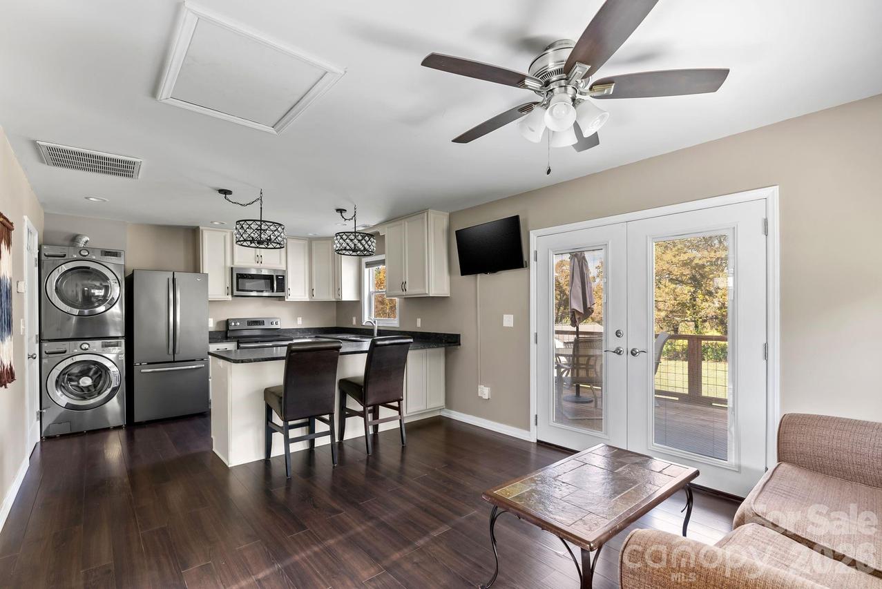 24 Ian River Dr., Asheville, NC 28806