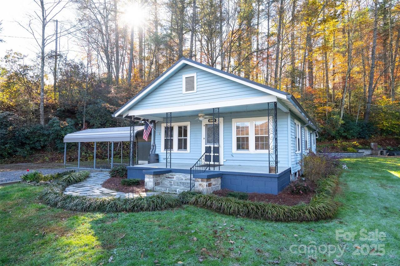 350 Island Cove Rd., Penrose, NC 28766