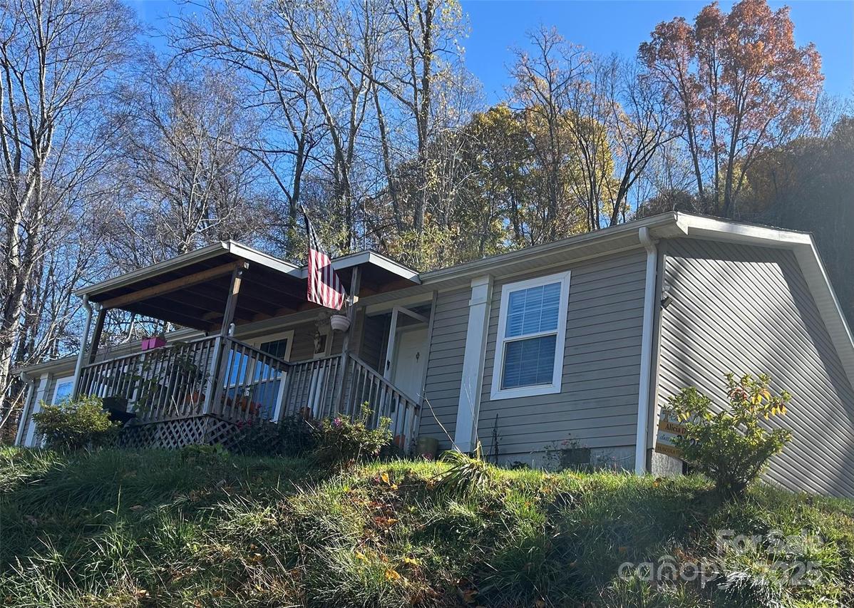 415 Rovingwood Dr., Waynesville, NC 28786