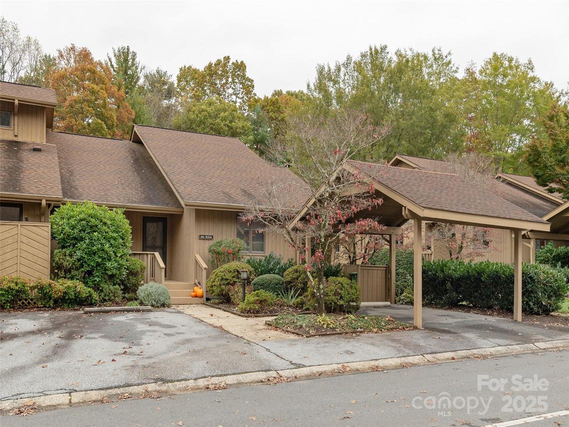 606 Red Oak Dr., Hendersonville, NC 28791