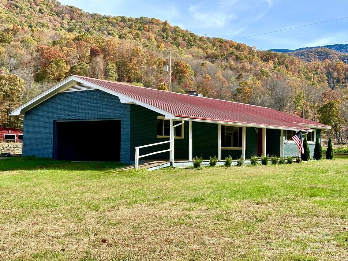 609 Cattail Rd., Burnsville, NC 28714