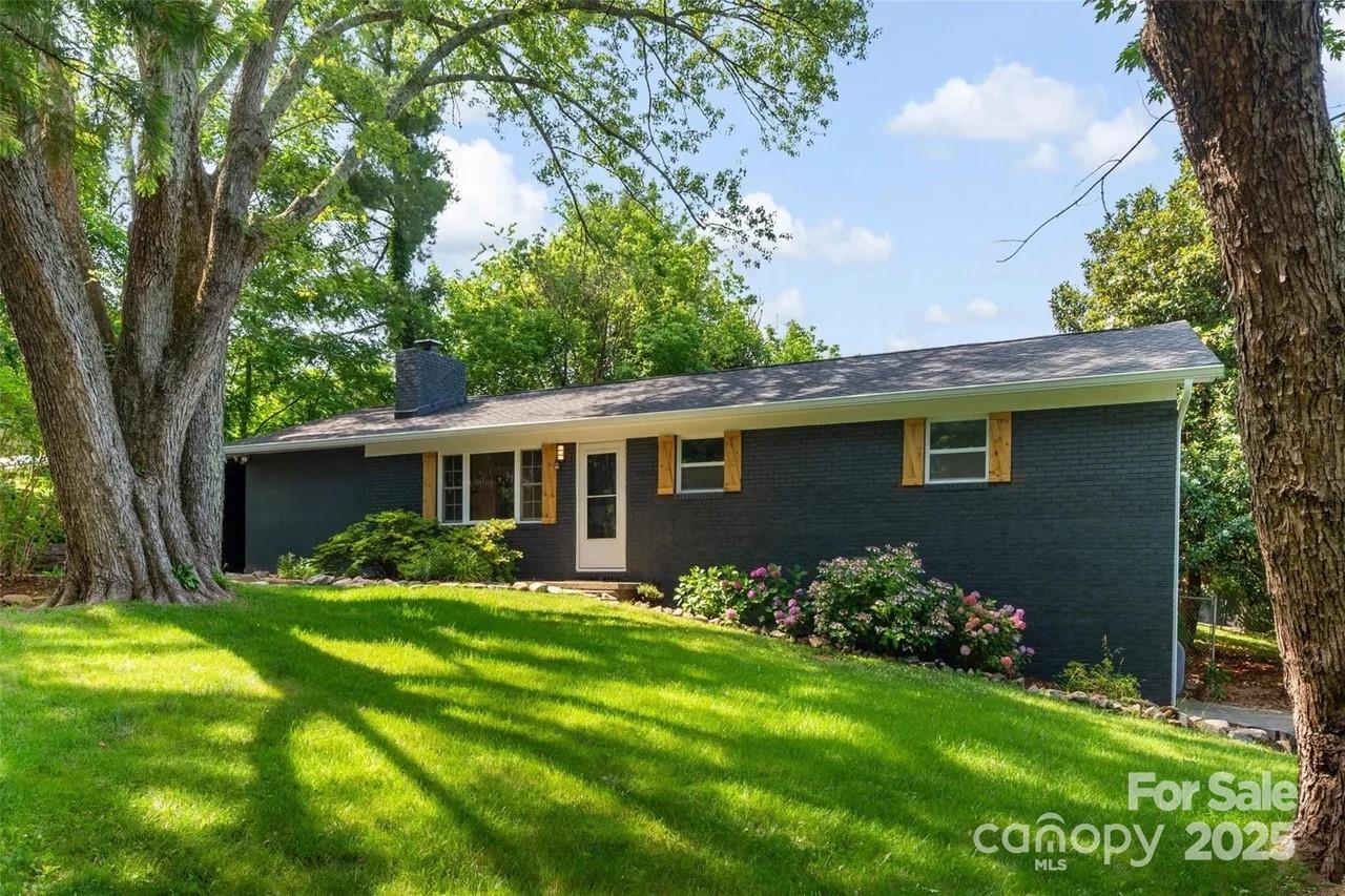 28 Pine Ln., Asheville, NC 28806