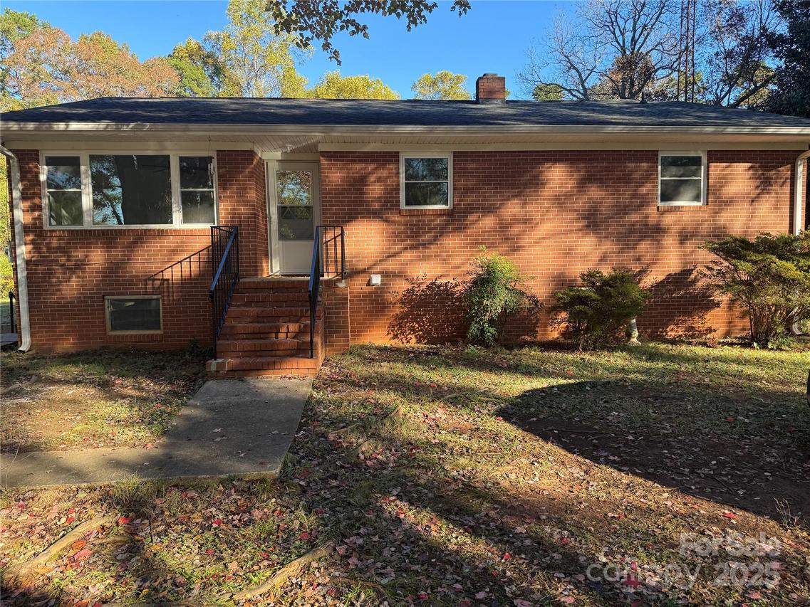 322 Pinkney Rd., Dallas, NC 28034