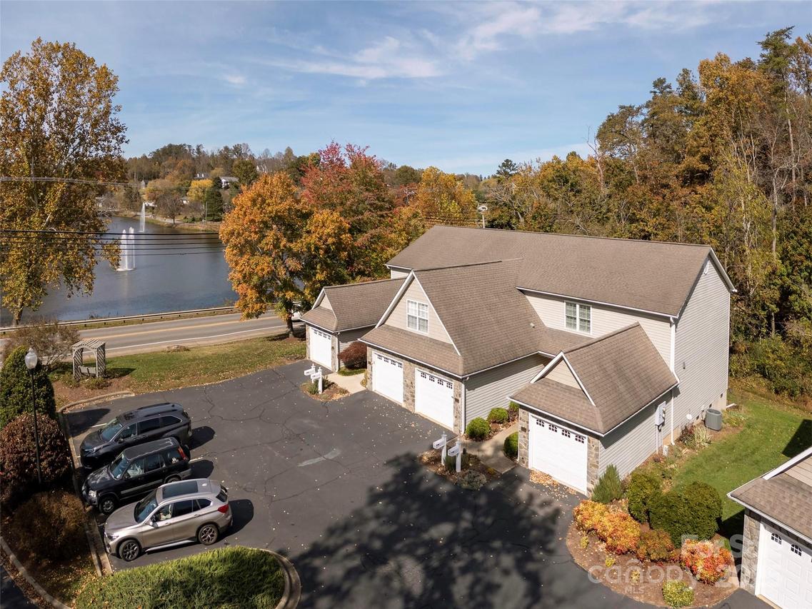 102 Waters Edge Dr., Weaverville, NC 28787