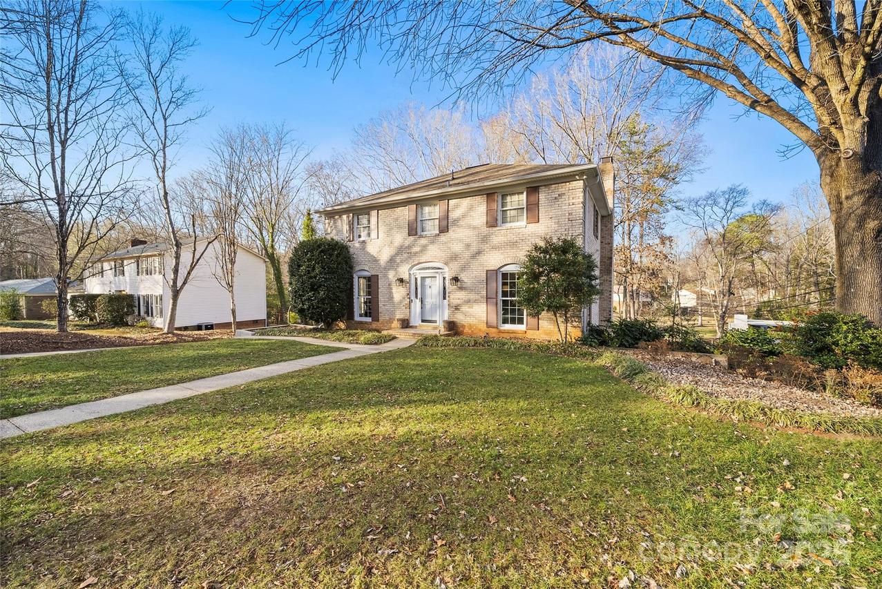 7116 Hollyhouse Dr., Charlotte, NC 28215