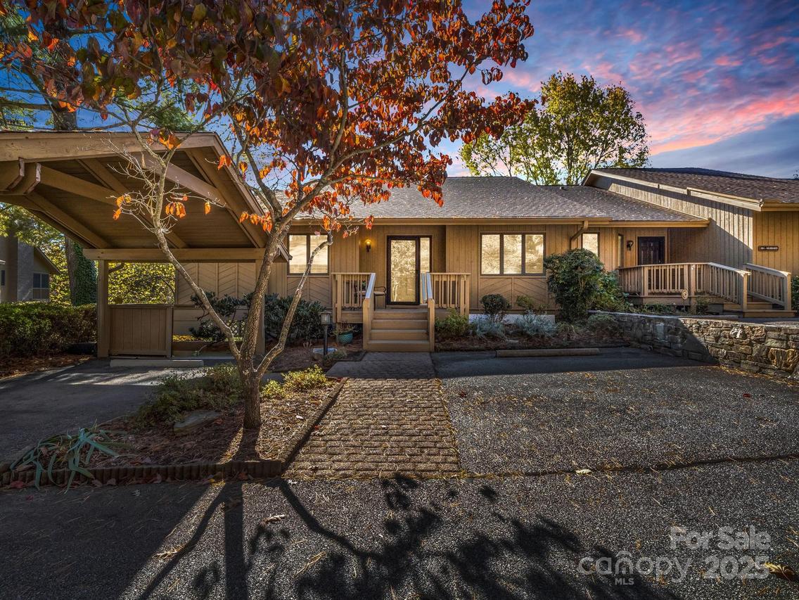 502 Live Oak Ln., Hendersonville, NC 28791