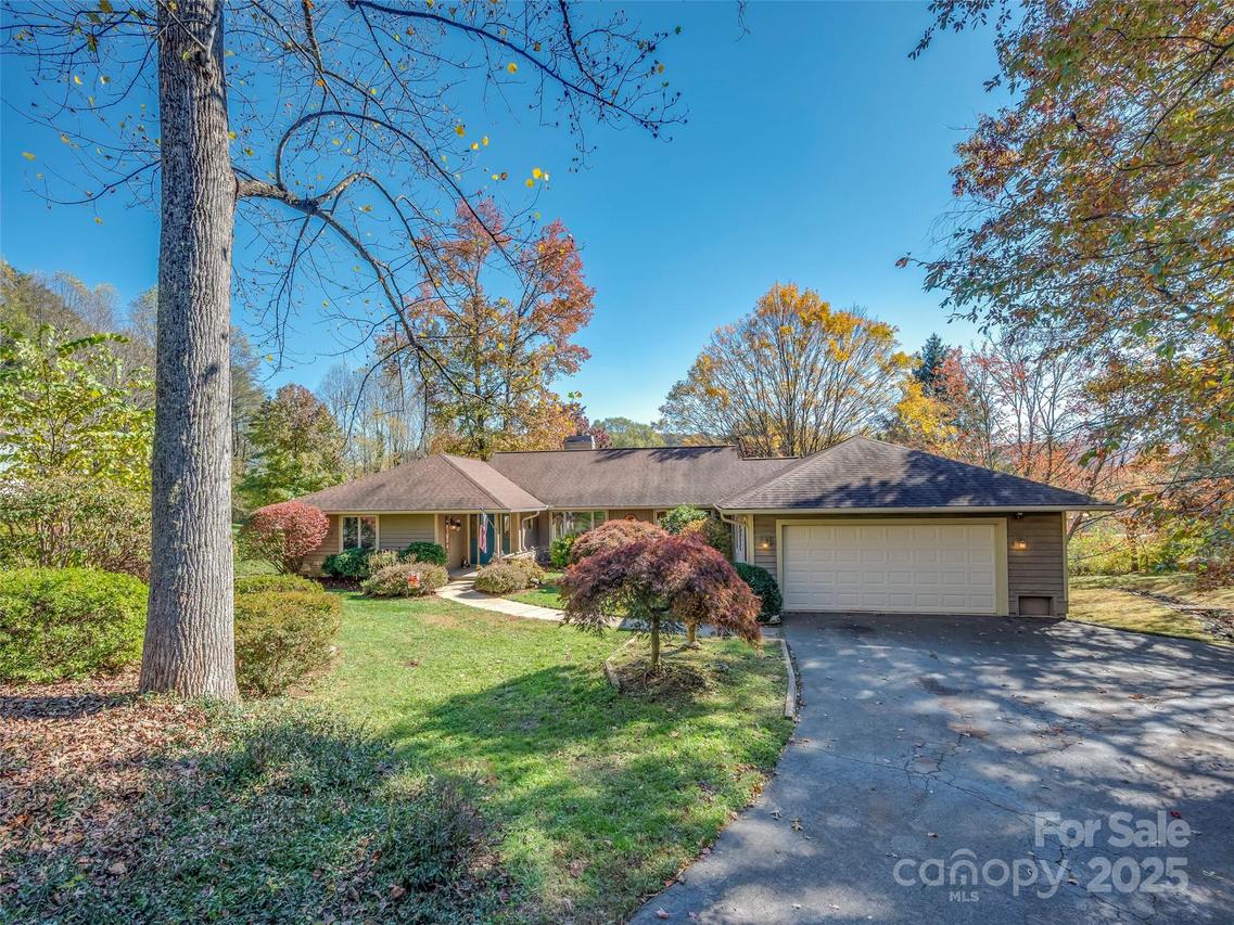 510 E Crooked Creek Ln., Hendersonville, NC 28739