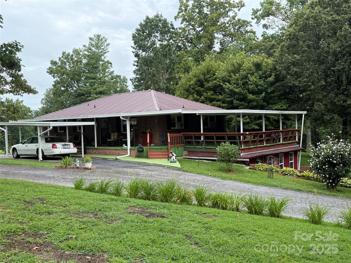44 Tuttle Rd., Hendersonville, NC 28792