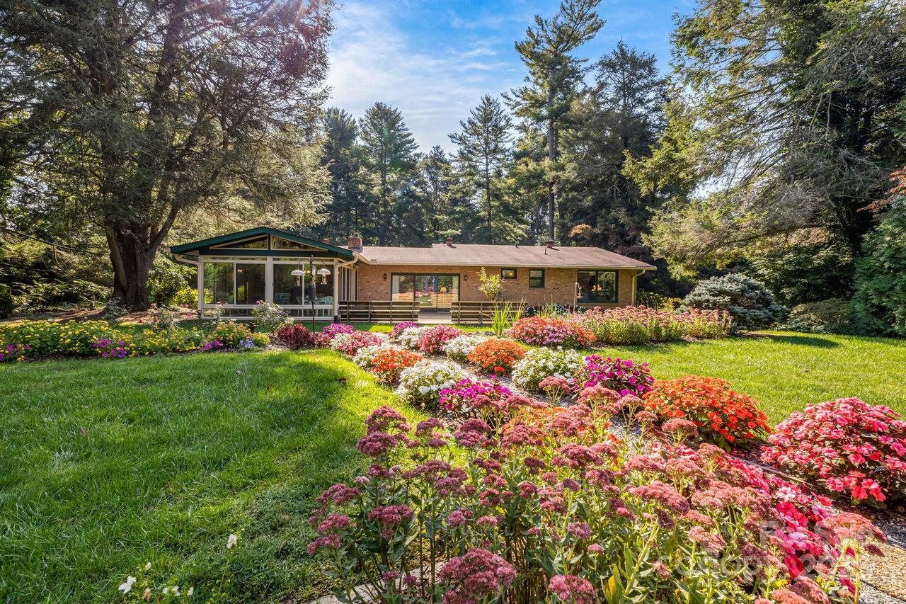 20 Memminger Dr., Flat Rock, NC 28731