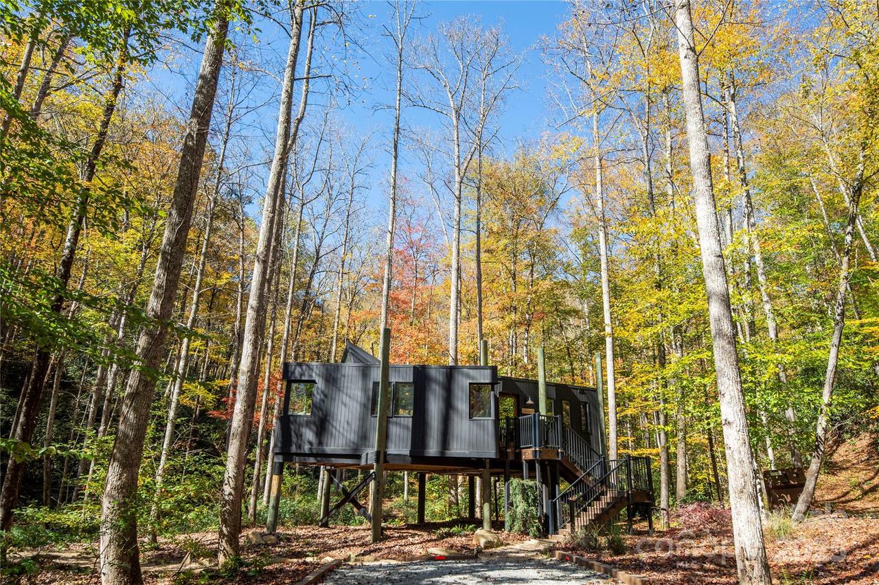 195 Still Waters Ln., Brevard, NC 28712