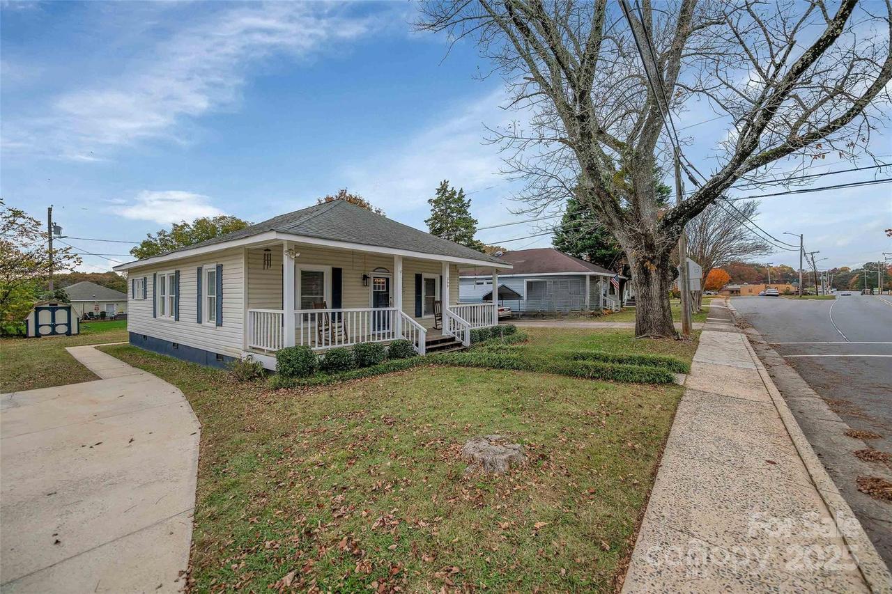 399 Woodlawn St., Belmont, NC 28012