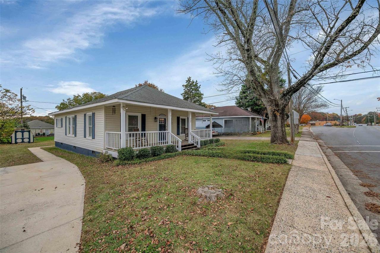 399 Woodlawn St., Belmont, NC 28012