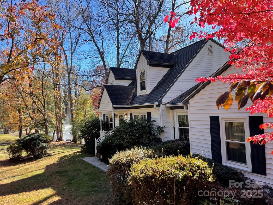 410 Hidden Woods Ln., Hendersonville, NC 28791