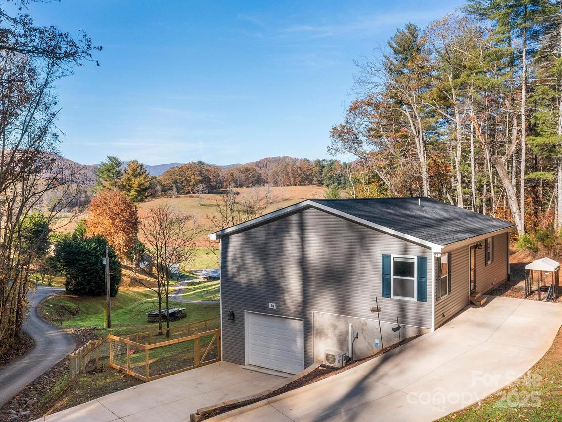 30 Shire Way Ln., Leicester, NC 28748