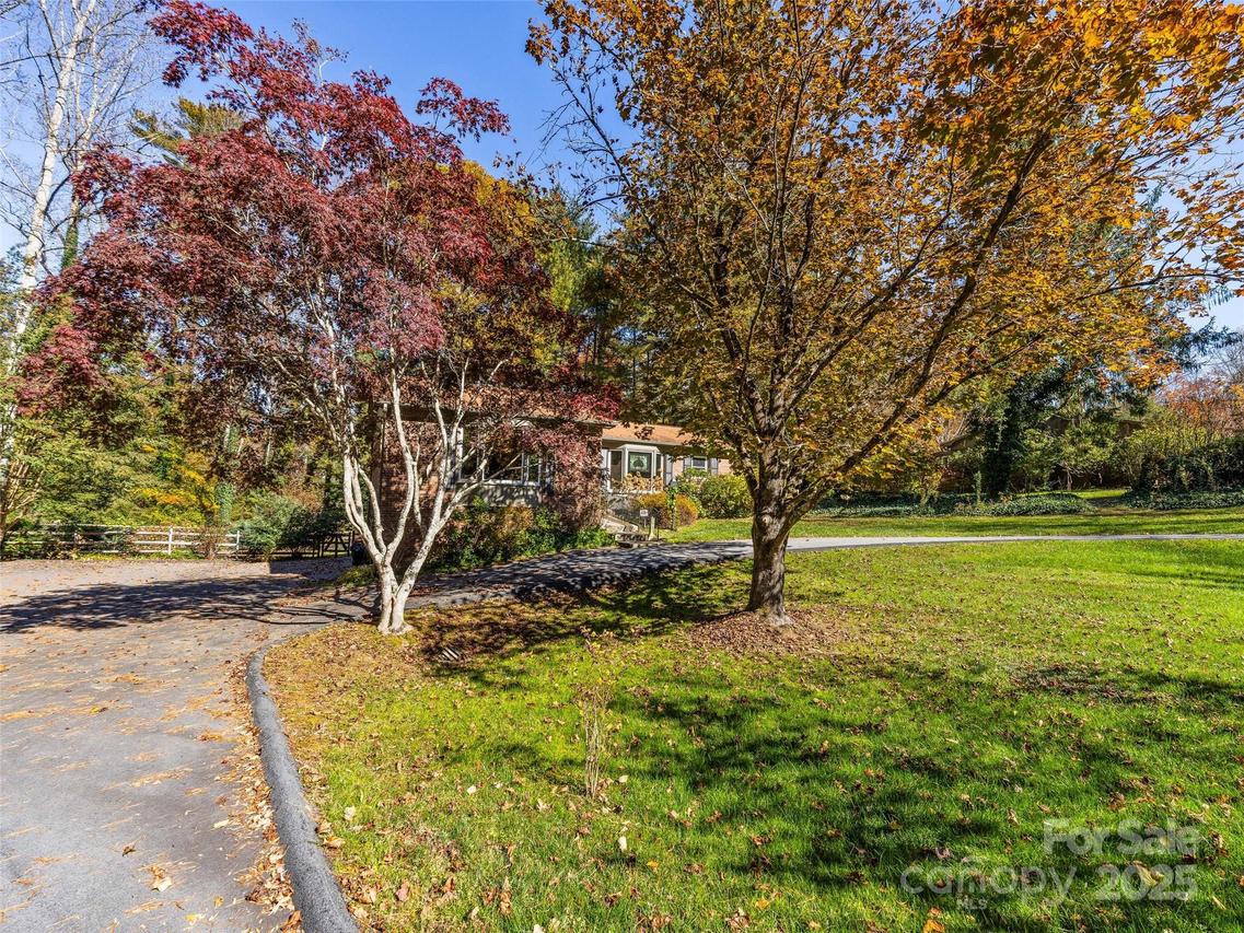 181 Surry Ln., Hendersonville, NC 28791