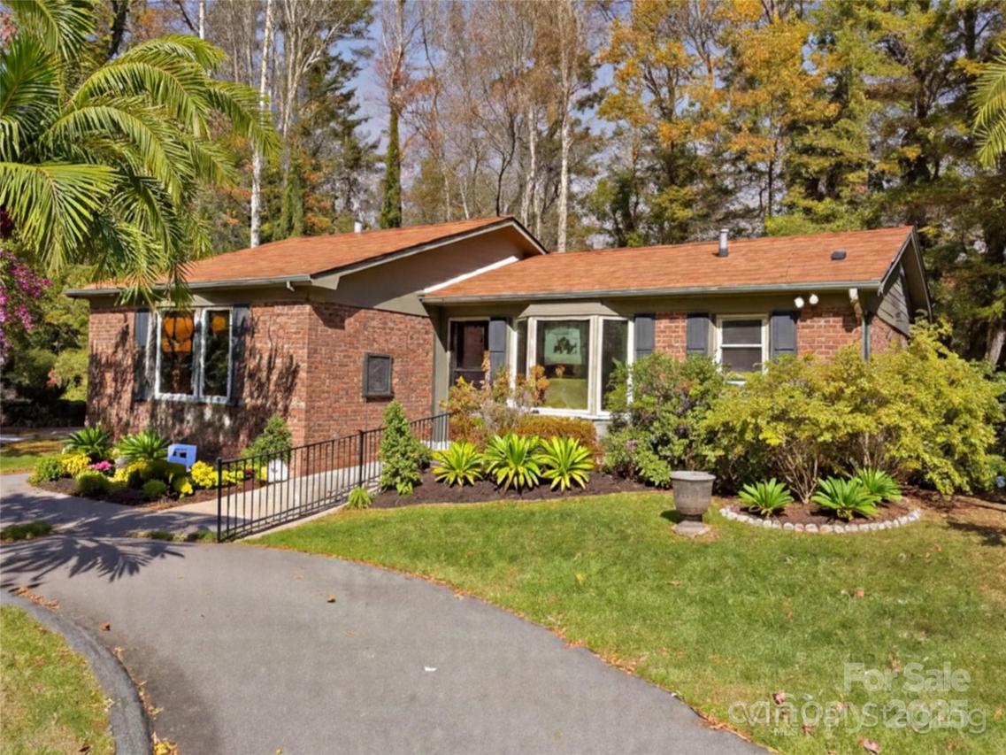 181 Surry Ln., Hendersonville, NC 28791