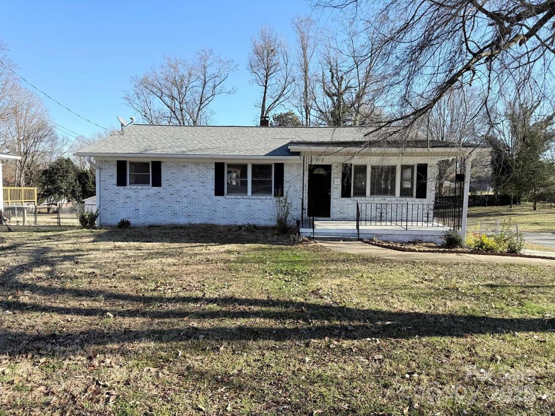 812 N Main St., Lowell, NC 28098