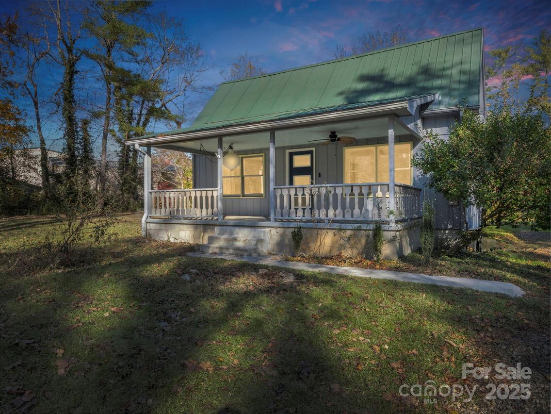 210 Erkwood Dr., Hendersonville, NC 28739