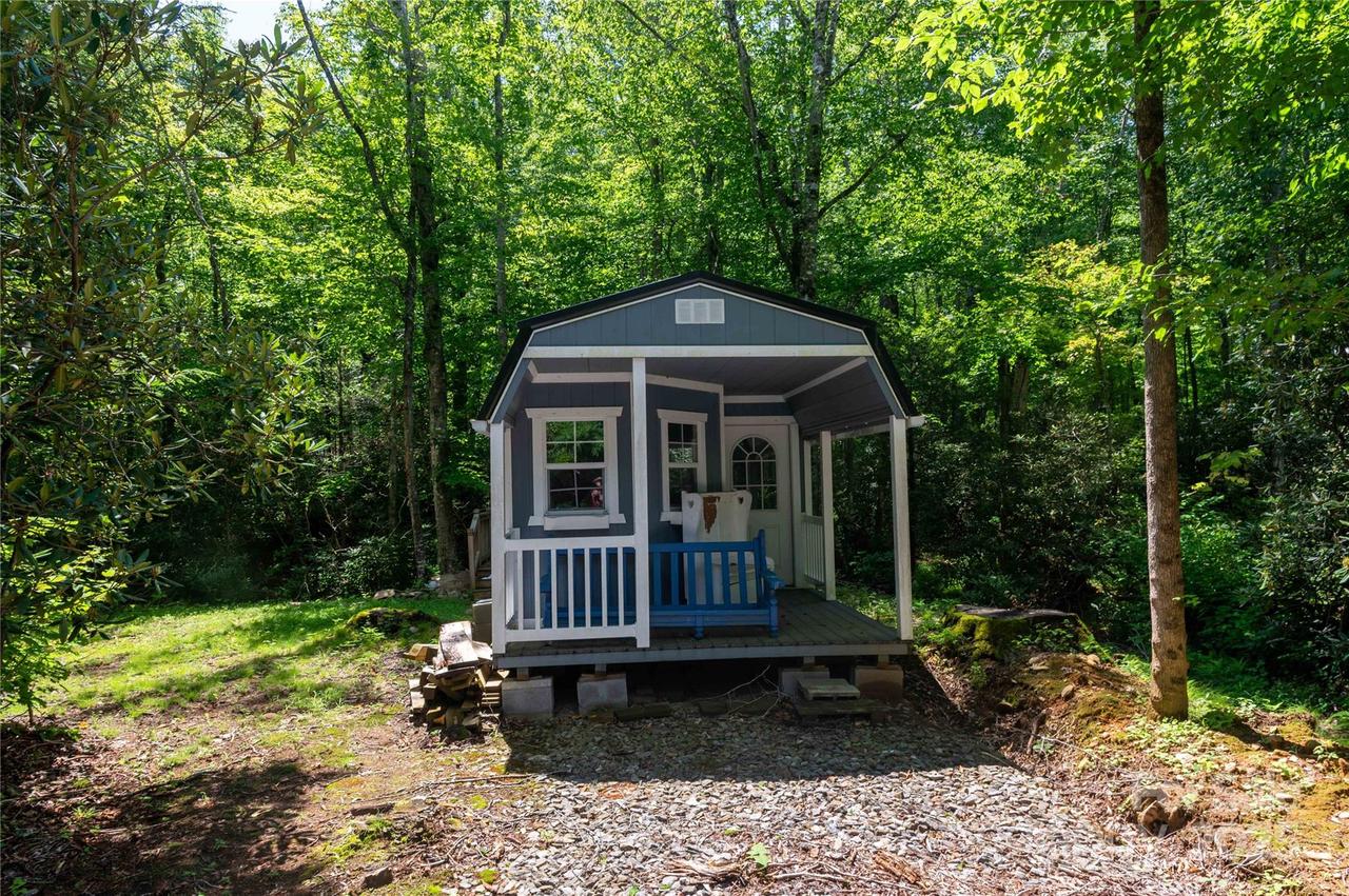 245 White Oak Creek Rd., Burnsville, NC 28714