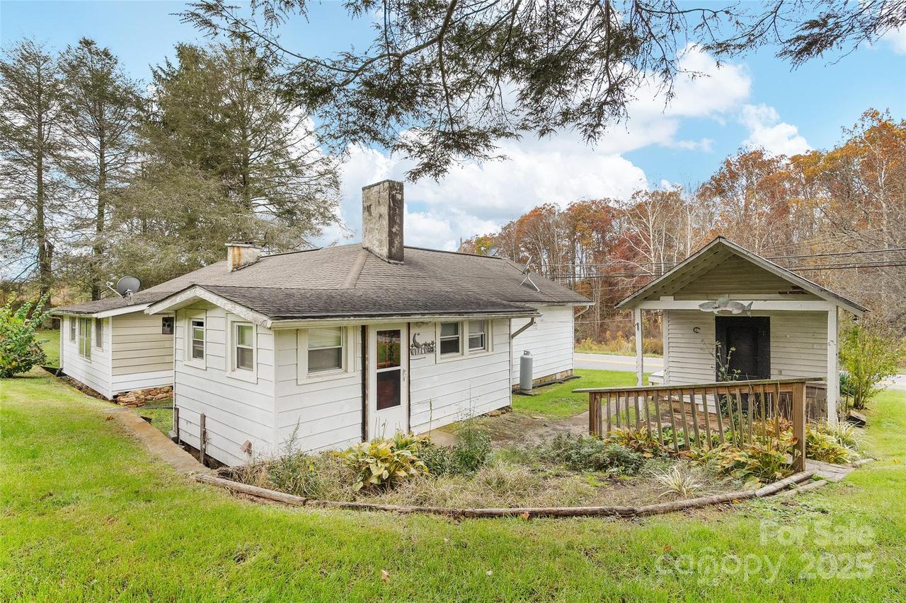 1906 Ratcliff Cove Rd., Waynesville, NC 28786