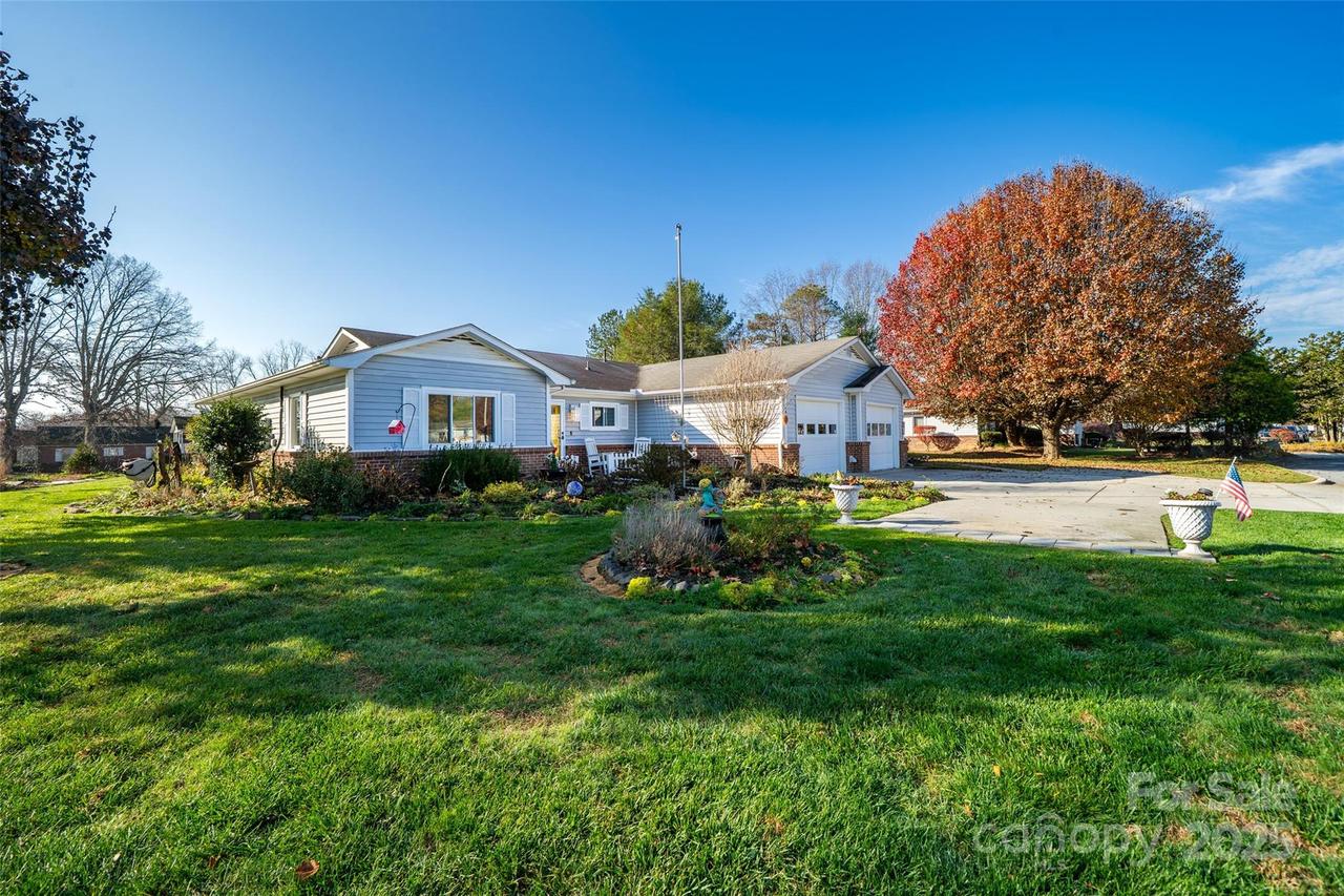 1 Wintry Dr., Hendersonville, NC 28792