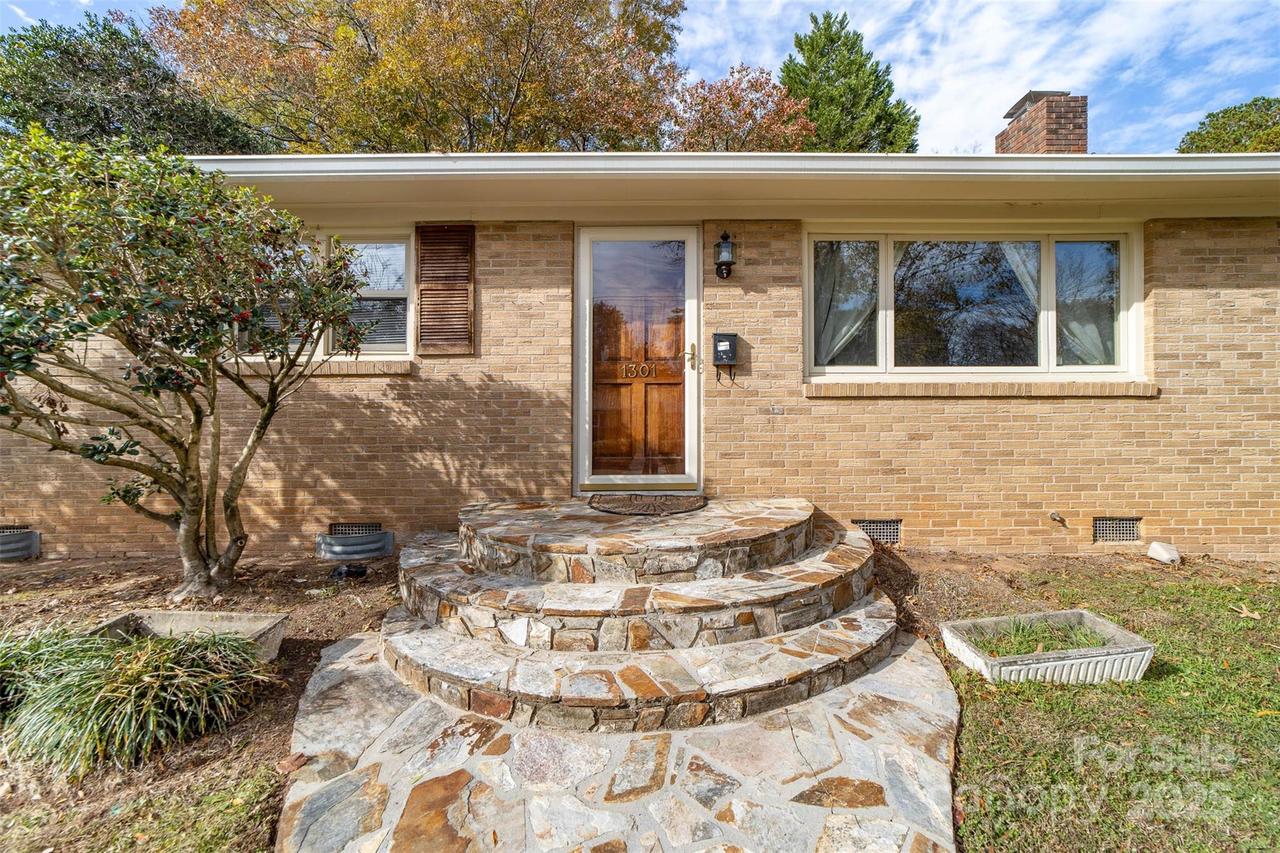 1301 Laurel Ln., Gastonia, NC 28054