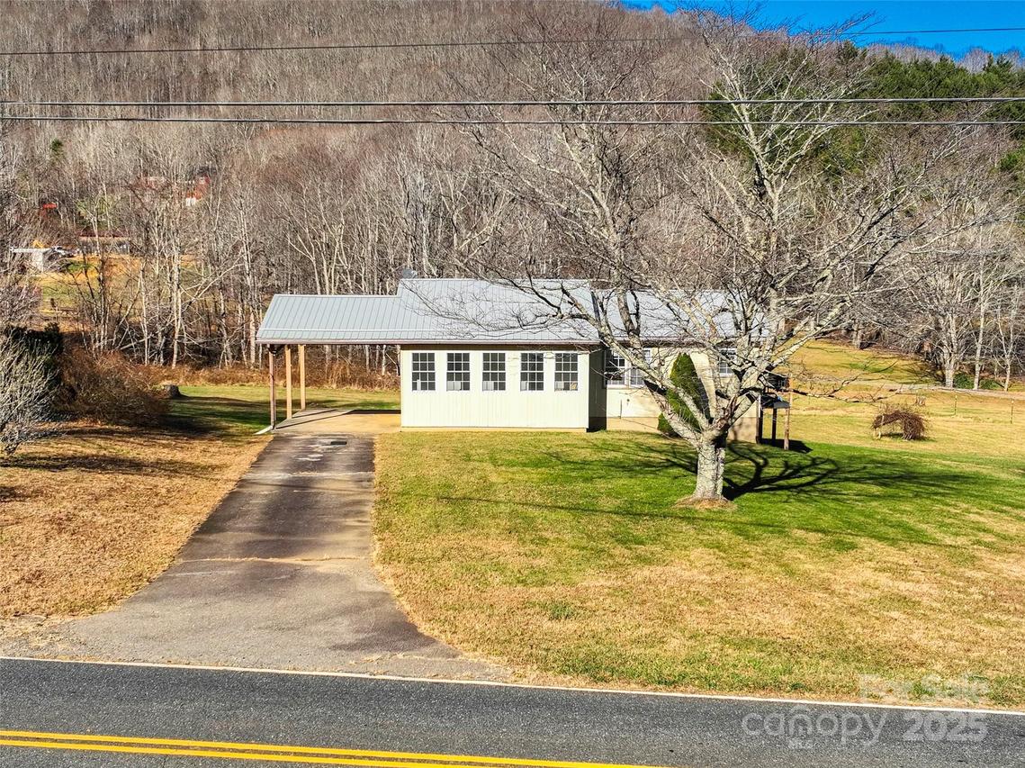 1879 White Oak Rd., Burnsville, NC 28714