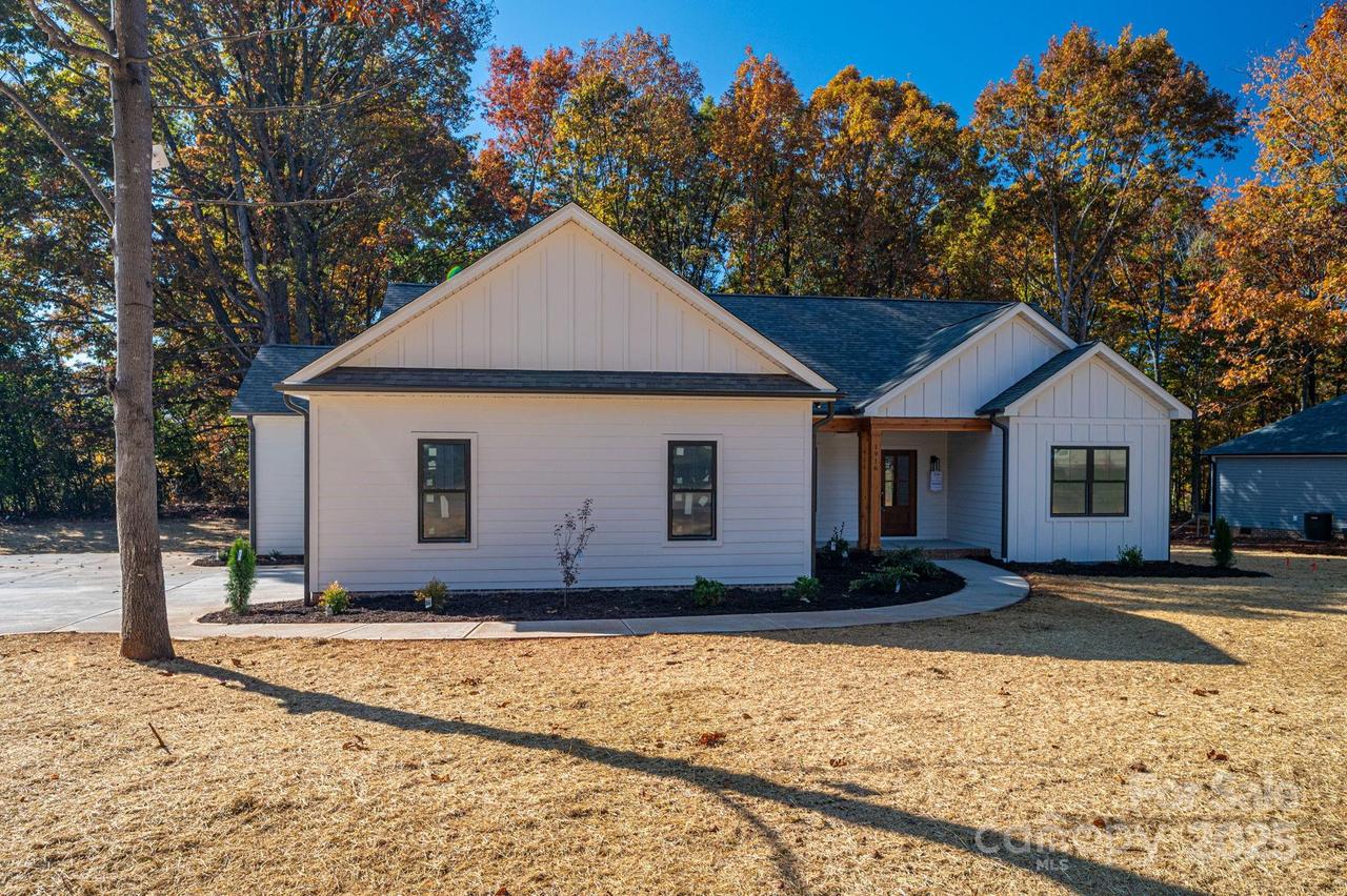1916 Friendly Ln., Newton, NC 28658