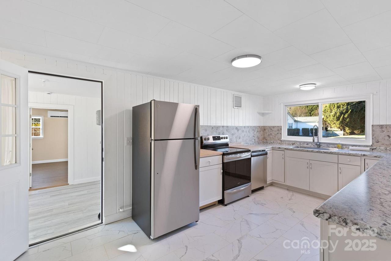 422 Hebron Rd., Hendersonville, NC 28739