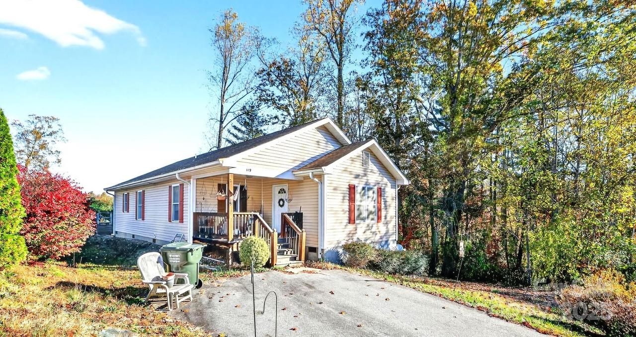 149 Victoria Springs Dr., Flat Rock, NC 28731