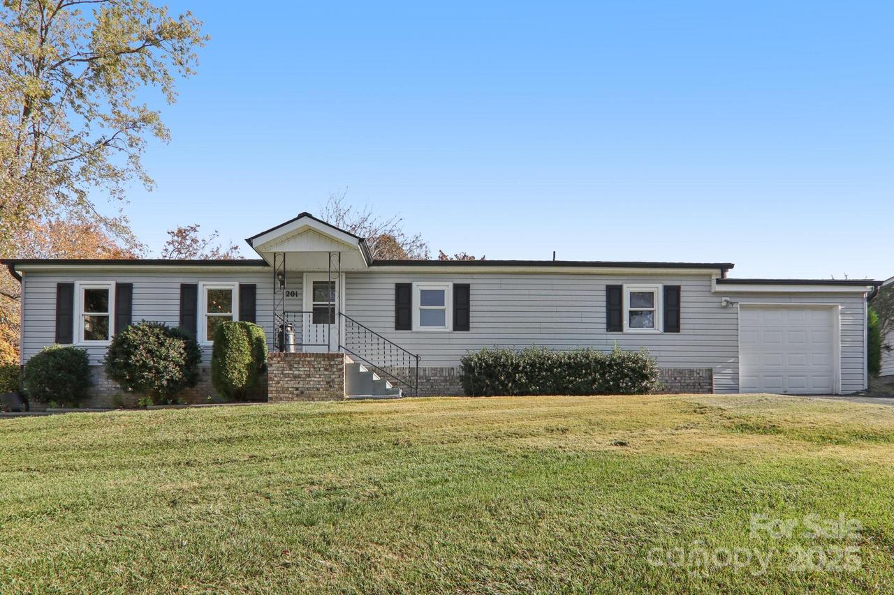 201 Cranbrook Cir., Hendersonville, NC 28792