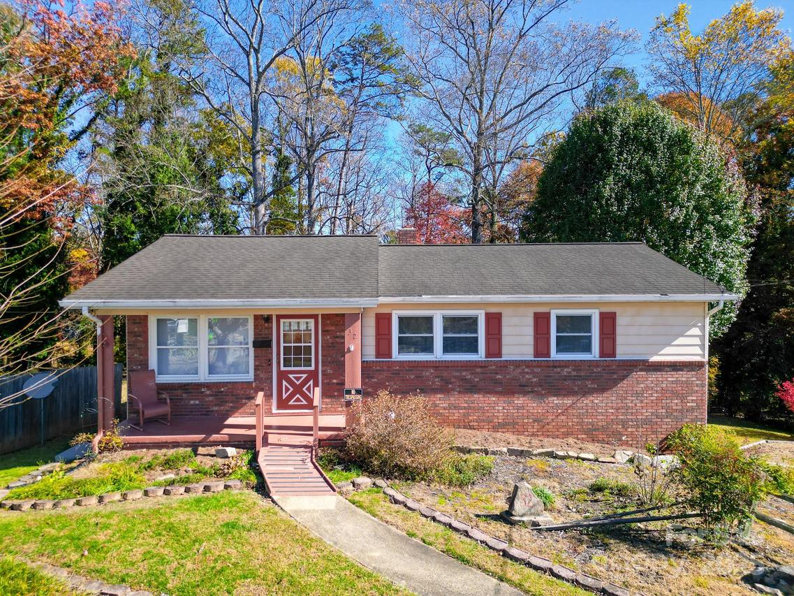 32 Harnett St., Asheville, NC 28806