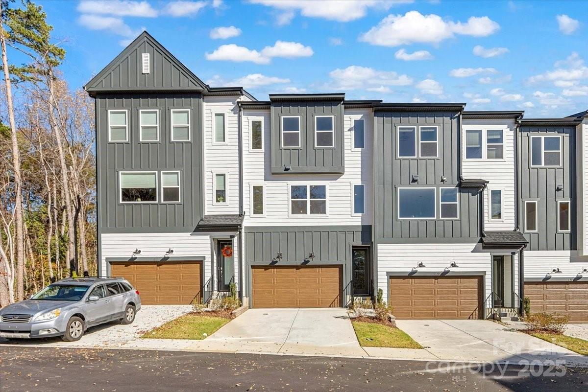 824 Flintside Ln., Charlotte, NC 28217