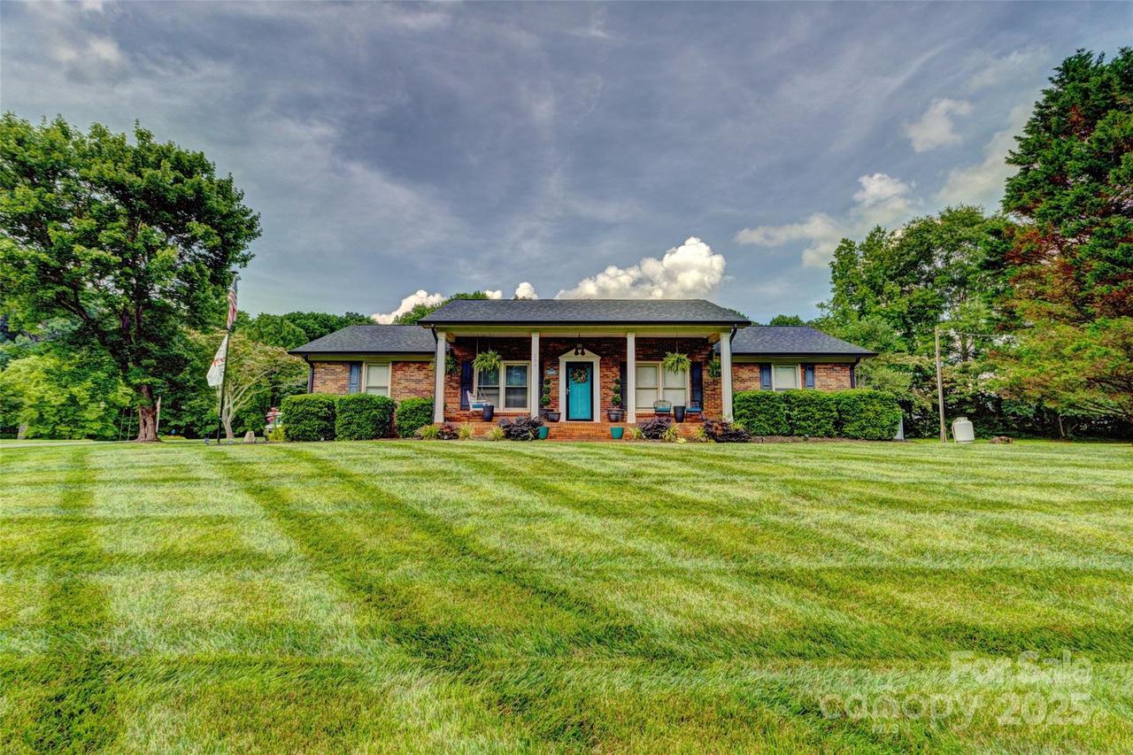 253 Suncrest Rd., Cherryville, NC 28021