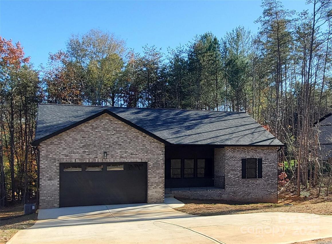 5751 Selkirk Dr., Hickory, NC 28601
