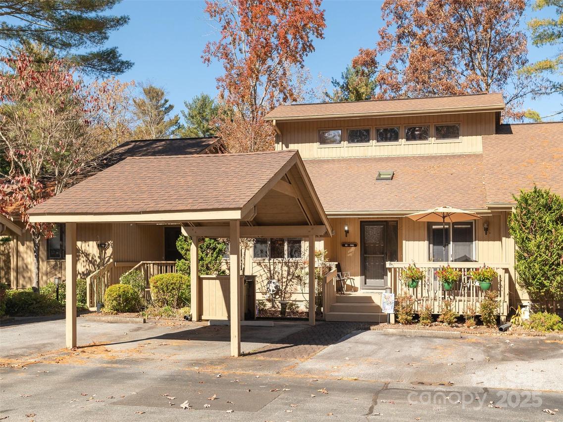 303 N Scarlet Oak Ln., Hendersonville, NC 28791