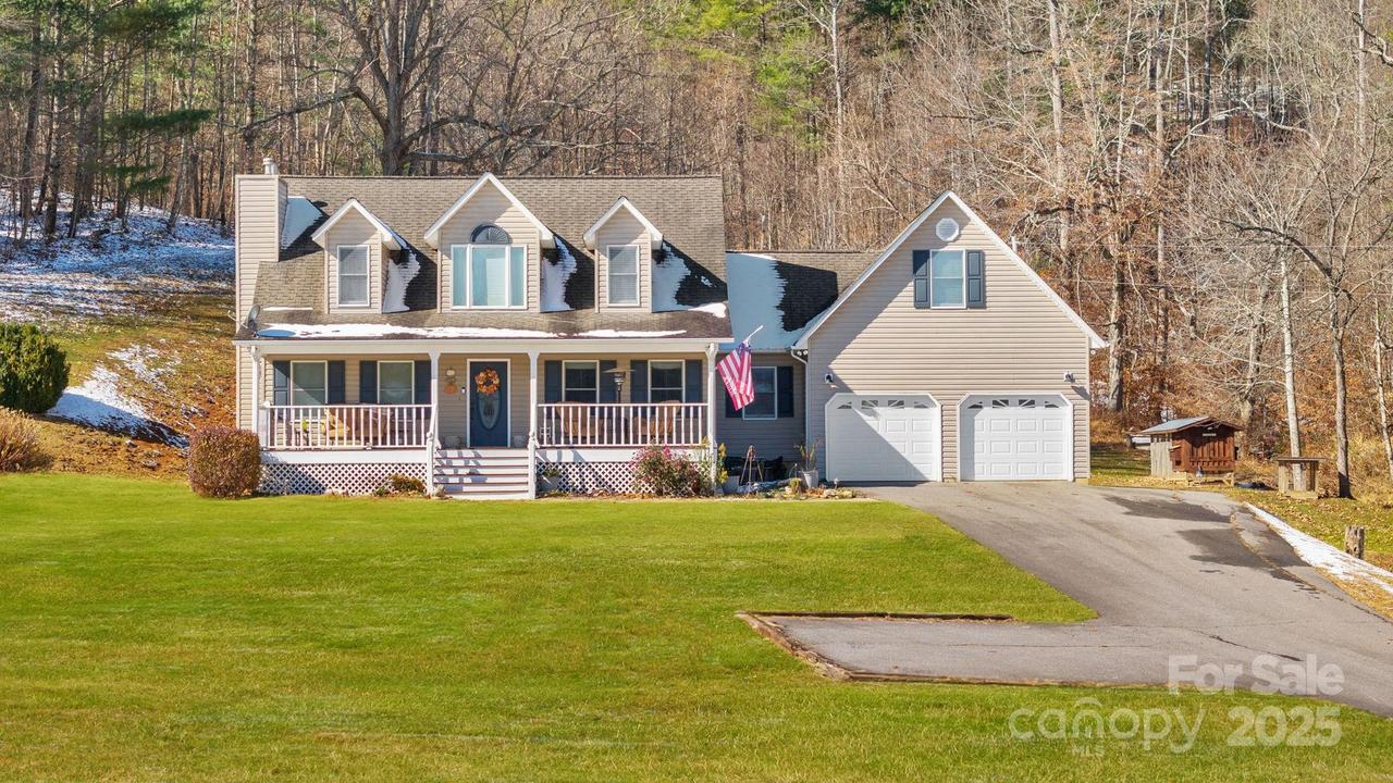 2581 Double Island Rd., Green Mountain, NC 28740