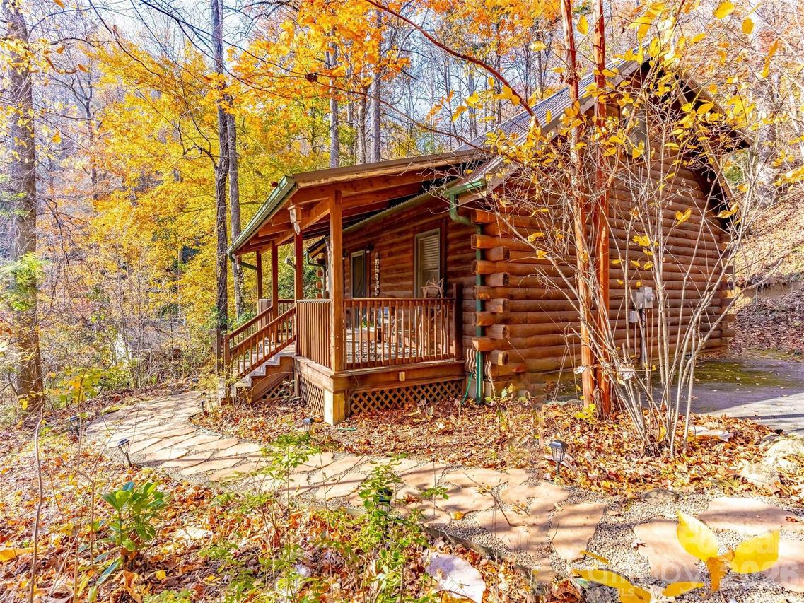 65 Charleston Harbor Dr., Saluda, NC 28773