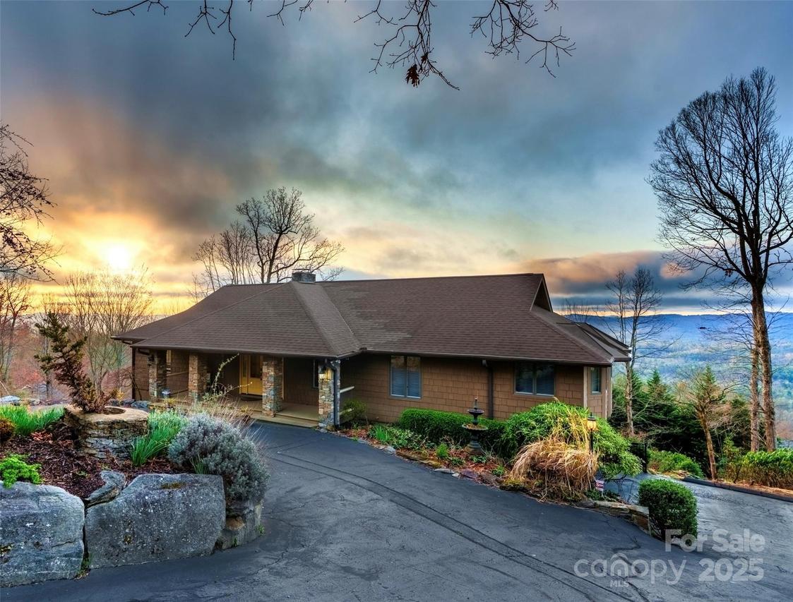 300 Roberts Dr., Hendersonville, NC 28739